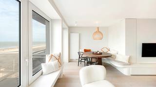 EXCLUSIEF TE KOOP: Luxueus 3-kamer appartement met brede gevel en een waanzinnig zeezicht in het zoute (6m65 gevelbreedte). <br /><br />Ideaal gelegen op de Zeedijk tussen het Lichttorenplein en Albertplein. <br /><br />Indeling: Ruime en lichtrijke living met eethoek, volledig uitgeruste open keuken, 2 grote slaapkamers met gedeelde douchekamer. Master met prachtige badkamer. Terras achteraan. <br />Het appartement is voorzien van zowel een terras vooraan als een zonneterras achteraan. <br />1 appartement per verdieping. Inclusief privatieve berging en gemeenschappelijke fietsenberging en afvalberging in het gebouw. <br /><br />EPC 164 kWh/m²/jaar - UC 20181230-0002121063-1