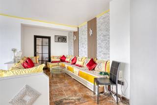 Welkom in dit charmante appartement in het hart van Aalst, met een bewoonbare oppervlakte van 72m². Dit perfect ingedeelde appartement biedt twee ruime slaapkamers voorzien van voldoende natuurlijk licht en een moderne badkamer ingericht met smaakvolle afwerkingen. De woonkamer is een echte blikvanger, met zijn stijlvolle tegelvloer en doordachte inrichting die zowel comfort als elegantie uitstraalt. De open en luchtige leefruimte is ideaal voor gezellige avonden en biedt directe toegang tot een zonnig balkon met een panoramisch uitzicht, perfect voor ontspanning na een drukke dag. De praktische keuken, uitgerust met moderne apparatuur, is zowel functioneel als uitnodigend. Ze zorgt ervoor dat koken een plezierige ervaring wordt. Verder is er de aanwezigheid van een apart toilet, wat extra comfort biedt. Ondanks dat er geen garage is, is er voldoende parkeerplek in de omgeving. Dit appartement bevindt zich in een goed onderhouden gebouw, omringd door groene ruimtes die rust en stilte in de stad garanderen. Laat je verrassen door de ideale locatie, dicht bij alle nodige voorzieningen zoals winkels, scholen en openbaar vervoer. Dit appartement combineert het beste van comfortabel wonen met de charme van het stadse leven. Een unieke kans die je niet mag missen..