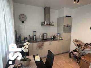 Recent 1-slaapkamer appartement op de 9e verdieping van het project “Doktoren” aan het Eilandje.<br /><br />Indeling: inkomhal, apart toilet, leefruimte, geïnstalleerde keuken, overdekt terras, berging/wasplaats, slaapkamer met ensuite badkamer met inloopdouche en lavabo. Bijkomend is er een kelderberging en een gemeenschappelijke fietsenberging.<br />Op de dakverdieping (23e) bevindt zich nog een groot gemeenschappelijk terras met prachtig uitzicht op o.a. de jachthaven en de Stad.<br /><br />De gemeenschappelijke kosten bedragen € 150/maand (incl. gasverbruik)<br /><br />Het appartement is gelegen op de hoek van het gebouw. Dit, samen met de vele ramen tot op de grond, zorgt voor veel natuurlijk licht in de leefruimte, waardoor het hier zeer aangenaam vertoeven is. Het overdekt terras grenst aan de leefruimte en keuken.<br /><br />Project “Doktoren” is een prestigieus project dat werd gebouwd in 2022. Het complex bestaat uit 23 verdiepingen en biedt de bewoners allerhande leuke extras, zoals o.a. een ruime gemeenschappelijke fietsenberging (-1), het gemeenschappelijke dakterras op de 23e verdieping, pakjeslocker aan de ingang van het gebouw, …<br />Het is gelegen nabij het Eilandje op wandelsafstand van winkels, drank- en eetgelegenheden, jachthaven, …. Verder is er een zeer vlotte verbinding met in- en uitvalswegen en de op- en afritten van de snelwegen E19/E313/….<br /><br />EPC: 73 kWh/m2.<br /><br />Meer info?<br />Contacteer het kantoor van IMMO SP in Antwerpen via info@immosp.be of telefonisch op het nummer 03 226 20 40.