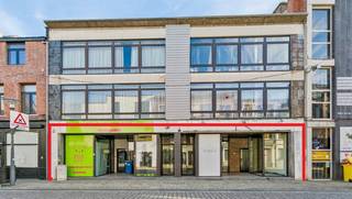 Twee gunstig gelegen ruime handelspanden van ca. 140m² + ca.190 m². Beide voorzien van praktische ruime etalages met rolluik van 14 meter...