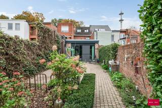 Deze woning met handelsruimte combineert wonen en werken op een unieke manier. Het biedt een praktische en zéér ruime indeling en mogelijkheden om...