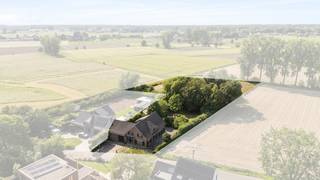 <p>Deze karaktervolle hoeve te midden van de velden is een &amp;quot;must have&amp;quot; voor mensen die op zoek zijn naar rust en ruimte en toch dicht bij winkels, scholen, uitvalswegen,... willen wonen. De gezellige tuin met bijhorende weilanden, de grote ruimtes en het rustieke karakter zijn slechts enkele van de vele troeven van deze unieke woning.</p>

<p>• Inkomhal (18 m²) en hal (5 m²) met toegang tot de verschillende leefruimtes<br />• Gigantische leefruimte met de eetkamer (65 m²)<br />• Volledig ingebouwde keuken (19 m²)<br />• Badkamer (6 m²) met ligbad, toilet en enkele wastafel in meubel<br />• Apart toilet (2 m²)<br />• Vier slaapkamers van 21 m², 20 m², 19 m² en 13 m²<br />• Nachthal (25 m²)<br />• Twee garages (27 m² en 25 m²) met extra bergmogelijkheden<br />• Bergingen van 3 m² en 2 m²<br />• Tuinhuis<br />• Grote tuin van in totaal 6.273 m²</p>

<p>Troeven<br />• Karaktervolle woning met tal van mogelijkheden<br />• Vier ruime slaapkamers en mooie open ruimtes<br />• Gelegen op een prachtlocatie</p>

<p>Neem vandaag nog contact op met je ERA-makelaar voor een bezoek. JOUW DROOMHUIS. ZO GEVONDEN!</p>