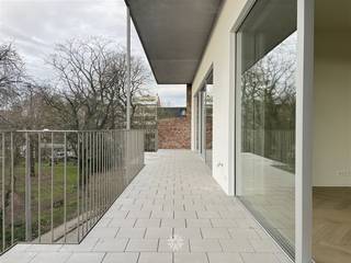 <p><span>GHENT</span><span>- </span><span>Bijlokehof 4</span><span>: Vous êtes à la recherche d'un </span><span>appartement exceptionnel nouvellement construit avec</span><span> une belle vue sur le parc de la Bijloke </span><span>à louer à Gand ?</span><span> Ce bien est peut-être fait pour vous.</span></p><p><span> </span></p><p><span>Les principaux atouts en bref :</span></p><ul><li><span>Projet de construction neuve très bien achevé </span></li><li><span>Terrasse spacieuse avec vue sur le parc de la Bijloke et l'ancienne église de la Bijloke</span></li><li><span>Hauts plafonds avec rideaux sur mesure</span></li><li><span>Armoires encastrées</span></li><li><span>Cave spacieuse incluse, point d'électricité fourni</span></li><li><span>Possibilité de louer des places de parking souterrain supplémentaires à €120/mois + 30 frais généraux</span></li></ul><p><span> </span></p><p><span>Disposition :</span></p><p><span>Hall d'entrée avec armoires encastrées, espace de vie avec cuisine ouverte entièrement installée, 2 chambres spacieuses avec armoires encastrées, 2 salles de bains dont 1 avec baignoire et 1 avec douche à l'italienne, toilettes séparées et débarras.</span></p><p><span> </span></p><p><span>Domicile obligatoire.</span></p><p><span>Loyer : € 150 + € 175 provision pour l'entretien des parties communes et la consommation privée de chauffage. L'électricité et l'eau sont à payer séparément.</span></p><p><span> </span></p><p><span>Contactez l'agence immobilière Axel Lenaerts pour une visite des lieux via notre site web.</span></p>