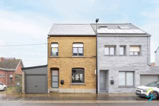 Charmante woning te koop in het gezellige Baardegem!Deze sfeervolle woning verwelkomt je via de inkomhal en biedt een aangename leefruimte bestaande...