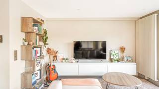 Zeer leuk hoekappartement te Heist-aan-Zee, genietend van een prachtig open zicht uit de woonkamer. Dankzij de hoekligging en de vele raampartijen geniet u van een overvloed aan natuurlijk licht. De mooie open zichten zorgen voor een gevoel van openheid en creëren een aangename sfeer in het appartement. <br /><br />Absolute toplocatie op nog geen 300 meter van het strand (via de vernieuwde voetgangerstunnel recht voor de deur).<br /><br />Indeling: inkomhal, een zeer mooie &amp; huiselijke leefruimte met een open keuken en heerlijke zichten naar buiten. Verder nog een praktische berging, twee slaapkamers en een verzorgde badkamer. De elektriciteit is volledig conform.<br /><br />De grote troeven zijn zonder twijfel de mooie open zichten, het vele licht en de uitstekende ligging vlakbij het strand. Hier woon je elke dag met een vakantiegevoel. Een appartement dat je gezien móét hebben!<br /><br />Meer informatie of een vrijblijvend bezoek?<br />Contacteer Sacha Vanrafelghem op GSM 0487/43.79.10.