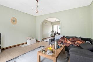 <p>In hartje Herentals wacht dit duplexappartement op een nieuwe start. Met zijn aparte inkom en twee volwaardige verdiepingen biedt het de perfecte basis voor wie een renovatie niet uit de weg gaat, maar net kansen ziet waar anderen werk zien.</p>
<p>Momenteel is het appartement bezet via een bezetting ter bede met een maandelijkse vergoeding van € 570. Dankzij de korte opzegtermijn (slechts één maand) is dit pand snel beschikbaar voor wie er zijn eigen verhaal van wil maken.</p>
<p>Een frisse make-over is hier absoluut op z’n plaats, maar dat betekent ook: volledig naar jouw smaak. Of je nu denkt aan verhuren, doorverkopen na renovatie, of er zelf iets moois van maakt, dit is zo’n pand dat groeit met jouw visie.</p>
<p>En dan hebben we het nog niet over de ligging gehad: centraal in Herentals, met alles vlakbij, van winkels tot openbaar vervoer. Een plek waar huurders graag wonen én investeerders graag kopen.</p>
<p>Klaar om hier iets moois van te maken? Laat van je horen via immo.jamar, we leiden je met plezier rond!</p>