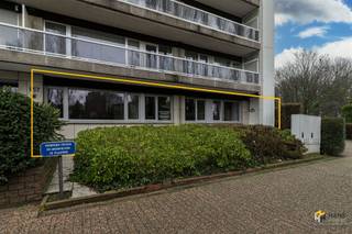<p><span>Instapklaar appartement (95 m²) met 3 slaapkamers in Borgerhout.</span></p><p><span> </span></p><p><span>Op de grens van Borgerhout en Deurne, recht tegenover het Rivierenhof, bevindt zich op het gelijkvloers van een verzorgd gebouw dit instapklare hoekappartement. Dankzij deze topligging geniet je van een uitstekende bereikbaarheid met tram, bus, velo en wagen, terwijl het uitgestrekte groen van het Rivierenhof letterlijk aan je overkant ligt.</span></p><p><span> </span></p><p><span>Het appartement maakt deel uit van een verzorgd en goed onderhouden gebouw waarvan het dak geïsoleerd is. De maandelijkse vaste kosten bedragen €1.000/kwartaal en omvatten verwarming op gas, water, blokpolis, syndicus, lift, reservefonds en het onderhoud en de elektriciteit van de gemene delen — een duidelijk en volledig pakket.</span></p><p><span>Het appartement werd grotendeels gerenoveerd en verkeert in goede staat. De elektriciteit is conform, de ramen werden vernieuwd naar PVC met hoogrendementsglas en automatische rolluiken, en ook de keuken werd recent aangepakt. Kortom: een solide en instapklare basis.</span></p><p><span>Je betreedt het appartement via de L-vormige inkomhal met ingemaakte vestiairekast. Rechts bevindt zich de ruime leefruimte (30 m²) met aangrenzend de aparte keuken (9 m²) met basisuitrusting.</span></p><p><span>Verder zijn er drie volwaardige slaapkamers van 9 m², 11 m² en 15 m². De badkamer (4 m²) is uitgerust met een ligbad/douche en lavabomeubel. Het toilet is apart voorzien.</span></p><p><span>Ben je op zoek naar een instapklaar gelijkvloersappartement met drie slaapkamers en een degelijke afwerking? Mis deze kans niet! Bewoonbare opp. 95 m² ref.: bruto vloeropp. Voor meer info of een gratis schatting surf naar </span><span><span>www.hansimmo.be</span></span></p><p><span> </span></p>