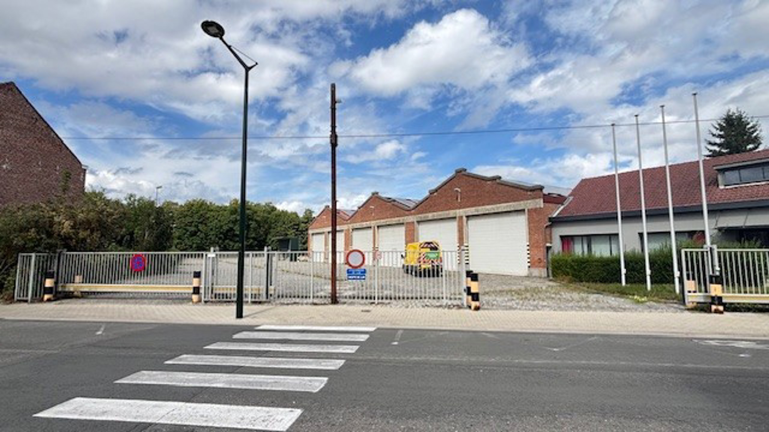TE HUUR : Terrein 3.722m² met magazijn 1.490m² en kantoor 250m² - foto 2