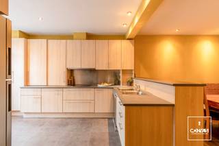 Op zoek naar een <strong>ruime woning</strong> met karakter en een uitstekende ligging? Dan is deze charmante woning in de Klinkkouterstraat 52 te Sint-Amandsberg zeker een bezoek waard.<br /><br />De woning geniet van een gunstige ligging in een <strong>rustige straat</strong>, op korte afstand van winkels, scholen, openbaar vervoer en belangrijke invalswegen. Bovendien bereik je het bruisende centrum van Gent in slechts enkele minuten fietsen, terwijl je toch geniet van de rust van een aangename woonomgeving.<br /><br />Bij het binnenkomen word je ontvangen in een brede hal met toegang tot een grote <strong>kelder</strong>. Via een schuifdeur kom je in de keuken met <strong>open leefruimte met woon- en eetgedeelte</strong>. Aansluitend vind je nog een toilet en een koer.<br /><br />Op de eerste verdieping vind je twee ruime slaapkamers en een badkamer met apart toilet. Op de tweede verdieping vind je nogmaals twee ruime slaapkamers en toegang tot de ruime nog af te werken <strong>zolder</strong>.<br /><br /><strong>Troeven: </strong>centrale ligging, <strong>vier slaapkamers, </strong>karakteristieke voorgevel,<strong> vernieuwde badkamer, </strong>geen renovatieplicht<br /><br />Wenst u deze woning te bezoeken? Contacteer Yasmin via een online aanvraag of via yasmin@convas.be (met vermelding van uw telefoonnummer)