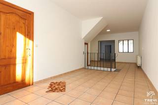 Composition :Sous-Sol : Cave : 8 m²Rez-de-chaussée :  hall d'entrée commun, living : 17,40 m², salle à manger : 14,17 m², cuisine : 13,63 m²,  hall...