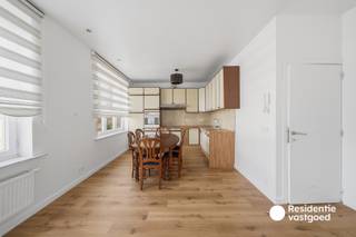 Dit appartement bestaat uit een open leefruimte met aansluitend de keuken, slaapkamer en badkamer. Dit appartement bevindt zich op de derde verdieping op een centrale ligging in Oostende. Rond het appartement is voldoende parkeerplaats voorzien en is er een vlotte verbinding naar het centrum door het openbaar vervoer. <br /><br />Centrale verwarming op aardgas - Onmiddellijk beschikbaar - Maandelijkse huurprijs 750,00 euro - Maandelijkse gemeenschappelijke kost: 20,00 euro - EPC: 330 kWh/(m² jaar) - label D - Ref. OU29303.
