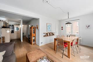 Op een absolute toplocatie, vlak achter de Zeedijk van De Haan, bevindt zich dit lichtrijke en gezellige appartement op de eerste verdieping. Dankzij de uitstekende ligging bevinden het strand, horeca, winkels en het openbaar vervoer zich op wandelafstand.<br /><br />Via de inkomhal bereikt u de aangename leefruimte die baadt in het natuurlijke licht en rechtstreeks uitgeeft op een ruim, zonnig terras waar u in alle rust kunt genieten. Aansluitend bevindt zich de praktische keuken.<br /><br />Het appartement beschikt verder over een badkamer uitgerust met een douchecabine, lavabo en toilet. Daarnaast zijn er twee volwaardige slaapkamers aanwezig: een ruime slaapkamer en een tweede, iets kleinere slaapkamer die perfect dienst kan doen als kinder-, logeer- of bureauruimte.<br /><br />Dankzij de uitzonderlijke ligging en het zonnige terras is dit appartement niet alleen een ideale vaste woonst of tweede verblijf, maar ook een uitstekende investeringsopportuniteit met een aantrekkelijk verhuurpotentieel. Hier krijgt u de kans om het appartement volledig naar eigen smaak in te richten en te genieten van alles wat de Belgische kust te bieden heeft.<br /><br />Voor meer informatie of een bezoek ter plaatse kunt u steeds contact met ons opnemen. Wij begeleiden u graag bij deze unieke vastgoedkans.<br /><br />Plan vandaag nog uw bezoek!<br /><br />