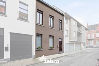 Deze charmante woning is ideaal gelegen in het bruisende centrum van Roeselare, op wandelafstand van winkels, scholen, horeca en openbaar...