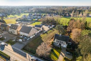 Op een prachtige locatie te Heist-op-den-berg bevindt zich deze bouwgrond van 1.255 m² voor een open bebouwing. U geniet hier van een zeer goede ligging met uitzicht op het achterliggend agrarisch gebied, alsook in de nabijheid van winkels, scholen en het openbaar vervoer. <br /><br />Deze bouwgrond biedt verschillende stedenbouwkundige mogelijkheden. De render geeft een indicatieveweergave van een mogelijke woning volgens de geldende bouwvoorschriften conform de verkaveling (lot 1).<br /><br />Voornaamste bouwvoorschriften:<br />- Bouwgrond voor open bebouwing<br /><span>- Enkel eengezinswoning (met inbegrip van zorgwoning toegelaten).</span><br /><span>- Functies complementair aan het wonen, zoals kantoorfunctie, vrij beroep, dienstverlening, zijn toegelaten.</span><br /><span>- Max. kroonlijsthoogte is 7 m.</span><br /><span>- Dahelling tussen 10° en 60°.</span><br /><span>- Bouwdiepte 17m.</span><br /><span>- Garage in de zijtuinstrook toegelaten.</span><br /><span>- Bijgebouw is toegelaten.</span><br /><br /><span>Dit is een uitstekende opportuniteit als u op zoek bent naar een bouwgrond voor een open bebouwing op een toplocatie. Contacteer ons voor meer informa</span>tie op 0472/22.12.41 of neem een kijkje op www.boonstravastgoed.be . <br /><br />Bijzonderheden:<br />- Perceel = 1.255 m²<br />- Open bebouwing <br />- Prachtige ligging