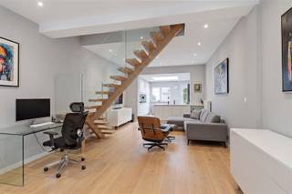 <p>In het centrum van Ninove bevindt zich deze instapklare gesloten bebouwing met een verrassend ruime indeling!</p><p>De woning beschikt over vier volwaardige slaapkamers, wat ze bijzonder geschikt maakt voor grotere gezinnen, thuiswerk of hobbyruimte. De leefruimte en keuken lopen naadloos in elkaar over, wat zorgt voor een open en aangenaam ruimtegevoel.</p><p>Achteraan geniet u van een zuidgericht stadstuintje, ideaal om in alle rust van de zon te genieten, met bovendien extra bergruimte. De zolderverdieping biedt bijkomende stockage.</p><p>Op technisch vlak scoort de woning eveneens goed: EPC-label C, verwarming op gas, conforme elektriciteit, een nieuw dak (2014) en nieuwe ramen aan de voorzijde (2020) zorgen voor een solide en zorgeloze basis.</p><p>Dankzij de centrale ligging bevinden winkels, scholen en openbaar vervoer zich op wandelafstand. Deze woning is dan ook ideaal voor zowel starters als investeerders die op zoek zijn naar een interessante opportuniteit in Ninove.</p><p>Voor meer informatie of het inplannen van een bezoek kan u steeds contact opnemen met ons kantoor.</p>