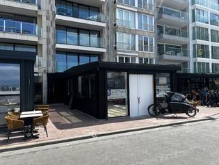 Droomlocatie voor uw handelszaak!
Deze commerciële ruimte op de iconische Zeedijk biedt een uitzonderlijke zichtbaarheid en maximale passage, dankzij de uitstekende ligging én de stijlvolle, tijdloze architectuur van het gebouw.
Met een totale oppervlakte van ca. 185 m² (inclusief veranda) geniet u van een flexibel in te richten handelsruimte, opgeleverd in CASCO-staat, zodat u deze volledig naar wens kan afwerken.
Indeling en troeven:
Gelijkvloerse handelsruimte van ±185 m². .
Kelderverdieping -1 met rechtstreekse toegang tot de binnenkoer via trap
Extra kelderruimte op niveau -2
Zichtlocatie op de Zeedijk – ideaal voor detailhandel, showroom, of kantoor. 
Moderne, tijdloze architectuur. 
Onmiddellijk beschikbaar. 
Huurprijs: €48.000/jaar (excl. kosten)
Dit is dé kans om uw onderneming te vestigen op één van de meest gegeerde locaties aan de kust.Interesse? Neem contact op voor meer info of een plaatsbezoek.