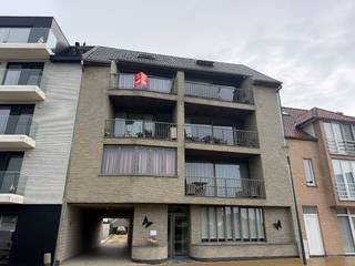 Uitstekend gelegen duplex-appartement, pal in het Centrum van Houthulst.<br /><br />Het appartement bestaat uit:<br />Ruime lichtrijke leefruimte met aansluitend zonneterras - ruime leefkeuken met aansluitend avondterras - ruime berging - toilet<br />Nachthal - 2 ruime slaapkamers - badkamer met douche, dubbele wastafel en toilet<br /><br />Bijhuren garage: 50 euro/maand<br />Syndic: 50 euro/maand<br /><br />Onmiddellijk beschikbaar