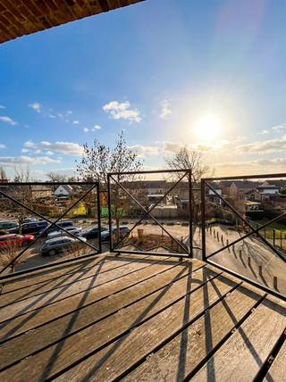 Prachtig 2 (+1)-slaapkamer appartement met terrasje, autostaanplaats en berging op een toplocatie nabij de Markt van Maaseik. ALGEMEEN- Appartement...