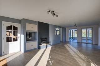 Op slechts 5 minuten van het centrum van Zandhoven vindt u deze mooie open bebouwing. De woning biedt een mooi open zicht op de achterliggende weilanden, wat zorgt voor een heerlijk gevoel van ruimte en groen.<br /><br />We betreden de woning via de inkomhal en komen uit in de lichtrijke leefruimte. Dankzij de grote ramen heb je hier een aangenaam zicht op de tuin. De keuken bevindt zich aansluitend aan de leefruimte. Vanuit de verwarmde veranda heb je rechtstreeks toegang tot het terras en de tuin – een ideale plek om het hele jaar door te genieten, ongeacht het seizoen.<br />Verder op het gelijkvloers bevinden zich 3 volwaardige slaapkamers en een badkamer voorzien van ligbad én douche.<br />Daarnaast beschikt de woning over een  berging/wasplaats en dubbele inpandige garage, handig voor zowel wagens als extra bergruimte. Via de garage is er een vast trap naar de ruime zolder, welke enorm veel extra mogelijkheden biedt. <br /><br />Buiten is er nog een tuinberging, ideaal voor tuingerief of fietsen.<br />De ruime tuin met open zicht op de weilanden vormt zonder twijfel één van de grootste troeven van deze woning!<br /><br />Stedenbouwkundige inlichtingen in aanvraag.