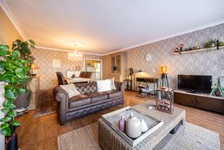Bent u op zoek naar een ruim en praktisch ingedeeld gelijkvloers appartement met terras, tuin en twee garageboxen? Dan stellen wij u deze buitenkans voor!<br /><br />Indeling<br />U betreedt het appartement via een ruime inkomhal die toegang geeft tot alle vertrekken. De lichtrijke woonkamer op parket is voorzien van elektrische en geautomatiseerde rolluiken. Verder beschikt het appartement over een gastentoilet en een badkamer uitgerust met ligbad en wastafel.<br />Achteraan bevindt zich de grootste slaapkamer met rechtstreekse toegang tot het terras. De tweede kamer is momenteel ingericht als dressing/wasruimte en beschikt over aansluitingen voor wasmachine en droogkast.<br />De ruime, landelijke keuken is volledig geïnstalleerd met oven, vaatwasser, gaskookplaat en dampkap, en biedt eveneens toegang tot het terras.<br />Via het terras bereikt u de eerste garage. Aansluitend is er een praktische tussenruimte/bijkeuken die leidt naar een uitzonderlijk ruime achtergelegen garagebox, die op zijn beurt toegang verleent tot de tuin.<br /><br />Locatie<br />Dit gelijkvloers appartement is gunstig gelegen in Deurne, met een vlotte verbinding naar invalswegen, winkels, scholen en openbaar vervoer. Naast uw voordeur vindt u de Bremweide terug, waar u als het ware in de groene cirkel rond Deurne zit.<br /><br />Pluspunten<br />- Gelijkvloers wonen met vlotte toegankelijkheid<br />- Twee (slaap)kamers met flexibele invulling<br />- Ruim terras en onderhoudsvriendelijke tuin met kunstgras<br />- Dubbele garage met tal van mogelijkheden (atelier/opslag)<br />- Praktische indeling met veel bergruimte<br />- Lage gemeenschappelijke kosten € 125/maand <br /><br />Klinkt dit als uw toekomstige thuis? Contacteer ons vandaag nog voor een bezoek ter plaatse op 03/360.85.30.