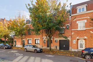 In de rustige en groene Roberts Jonesstraat in Ukkel, tussen Montjoie en De Fré, vindt u dit karaktervolle herenhuis (1929) met een...