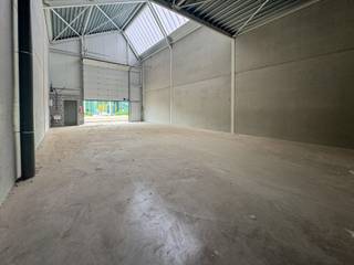 Op een absolute toplocatie, in een nieuwe KMO-zone nabij de N16, centraal gelegen tussen Bornem en Puurs en dichtbij alle nodige faciliteiten, bieden wij deze KMO-unit aan. De perfecte locatie voor jouw bedrijf dankzij de strategische ligging en vlotte toegang.<br /><br />De ruimte is volledig nieuw en dus instapklaar.<br /><br />De aangeboden KMO-unit biedt een mooie oppervlakte van 147m².<br />De garagepoort is 5,50m breed en 4,00m hoog.<br /><br />De KMO-unit is voorzien van een gootsteen en toilet.<br /><br />Er is één autostaanplaats in de huurprijs inbegrepen (P11).<br /><br />De huurprijs is exclusief BTW, onroerende voorheffing en gemeenschappelijke kost.<br /><br />Heb je interesse in deze KMO-unit?<br />Neem gerust contact op via bryann@julimmo.be of 0492 86 51 03.
