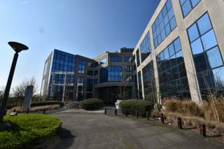 Kantorencomplex met gereinigde voorgevel en gerenoveerde hal. Zeer flexibel gebouw waardoor opsplitsen van kantoren is mogelijk. Valse...