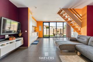Voor meer info en foto’s, surf naar www.swevers.be – Instapklare halfopen woning op een rustige locatie in Beverlo, gelegen in een doodlopende straat vlak bij een parkje met speeltuin. Deze verzorgde gezinswoning werd gebouwd in 2015 en biedt een bewoonbare oppervlakte van 111 m². In 2025 werd bovendien een laadpaal geplaatst, wat extra comfort biedt voor wie elektrisch rijdt. Bij het binnenkomen betreedt u de inkomhal met gastentoilet. De woonkamer van 17,52 m² is aangenaam en praktisch in te richten met een zithoek. Aansluitend vindt u de ruime keuken en eethoek van 19,51 m², met voldoende plaats voor een functionele opstelling. Vanuit de keuken heeft u rechtstreeks toegang tot het terras. Verder is er een handige berging met aansluiting voor wasmachine en technische voorzieningen.<br />Op de verdieping zijn er drie slaapkamers van 13,44 m², 8,01 m² en 5,76 m², ideaal als slaapkamer, bureau of dressing. De badkamer is centraal gelegen en functioneel ingericht. Buiten geniet u van een compact en onderhoudsvriendelijk perceel van 1a 69ca met noordoostelijke oriëntatie, ideaal voor ochtend- en voormiddagzon op het terras. Extra troeven zijn de carport van 17,1 m², extra bergruimte, een tuinhuisje, rolluiken in de slaapkamers, vliegenramen en een beveiligde deur. Winkels, scholen, openbaar vervoer en ontspanning bevinden zich in de nabije omgeving, met een vlotte verbinding naar de snelweg. Voor meer informatie, bel 011 255 155. Bron bewoonbare oppervlakte: EPC – verslag.