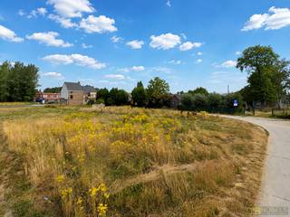 Onder voorwaarden kan u bovendien genieten van het <strong>VERLAAGDE BTW-TARIEF VAN 6% BIJ SLOOP EN HEROPBOUW.<br /><br />RUIM PERCEEL BOUWGROND (1.861M²) </strong>voor <strong>VILLAWONING MET ZUIDELIJKE ORIËNTATIE</strong> en <strong>ZICHT OP DE VELDEN</strong> te Oudenaarde. Dit aantrekkelijke stuk bouwgrond biedt alle mogelijkheden voor het realiseren van een <strong>LUXUEUZE OPEN BEBOUWING</strong> met veel lichtinval en een aangename tuin. Met een <strong>STRAATBREEDTE VAN 44,5M</strong>, voorziene <strong>GEVELBREEDTE VAN 17,87M</strong> en een <strong>BOUWDIEPTE VAN 16M</strong> is dit perceel ideaal voor een hedendaagse villa. De ligging langs de <strong>RECENT HERAANGELEGDE N46 TUSSEN OUDENAARDE EN ZWALM</strong> zorgt voor een <strong>VLOTTE BEREIKBAARHEID</strong> naar winkels, scholen en invalswegen. Lot 3 met een oppervlakte van 682 m² kan <strong>NIET</strong> worden <strong>VERTUIND</strong> gezien de ligging aan agrarisch gebied.<br /><br />Adres: Weldenstraat 37 (LOT 2 + LOT 3) te Oudenaarde<br /><br />Geen bouwverplichting; P-score: D, G-score: D; Metingskosten + aandeel verkavelingsakte ten laste van kopers.