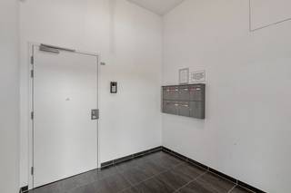 Dit mooie en lichtrijke appartement werd in 2014  gebouwd en werd steeds goed onderhouden. Het appartement staat momenteel leeg en is aldus meteen beschikbaar. Verlichting inbegrepen.<br /><br />Bestaande uit een inkomhal met een veiligheidsdeur en een apart toilet, een lichtrijke leefruimte met een open keuken en aansluitend een terras, 2 slaapkamers, een ruime badkamer en en praktische wasplaats.<br />In de ondergrond beschikt het appartement over een private autostaanplaats en berging. De fietsenstalling is gemeenschappelijk.<br /><br />EPC 86kWh(A-label)! Elektriciteit conform! Niet-overstromingsgevoelig!<br /><br />Indien u dit leuke appartement graag bezoekt dan kan u mij steeds bereiken via arnaut@immojanstas.be of op 0495/292080.<br /><br />Bijkomende info (EPC, bodemattest, elektriciteitsattest, enz...) kan U hier downloaden ↓