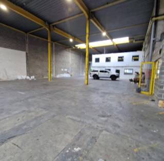 Entrepôt de ± 1.375 m² avec porte sectionnelle (hauteur libre 7 m), complété par ± 250 m² de bureaux et ± 123 m² de locaux sociaux. Stockage...