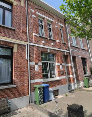 <p><span>Charmante woning gelegen in een rustige en kindvriendelijke éénrichtingstraat, grenzend aan Den Deuzeld (Schoten).</span></p><p><span> </span></p><p><span>Deze instapklare woning combineert comfort, ruimte en een uitstekende ligging. Ideaal voor gezinnen of koppels die op zoek zijn naar een warme thuisbasis.</span></p><p><span> </span></p><p><span>Indeling :</span></p><p><span>Bij het betreden van de woning komt u terecht in een aangename inkomhal die toegang geeft tot de ruime leefruimte, waar licht en gezelligheid centraal staan.</span></p><p><span>Aansluitend bevindt zich de ruime, volledig uitgeruste keuken met 6 pits Smeg gasvuur en dubbele Amerikaanse ijskast en diepvries, perfect voor wie graag kookt en samenkomt.</span></p><p><span>Tevens is er een polyvalente ruimte met gastentoilet. Achteraan geniet u van een onderhoudsvriendelijke tuin, een fijne plek om te ontspannen of gezellig te barbecueën met familie en vrienden.</span></p><p><span>Op de eerste verdieping zijn er 2 slaapkamers, elk met voldoende lichtinval en ruimte, een ruime dressing en een badkamer met ligbad en douche, nog een toilet en alle nodige comfort.</span></p><p><span>Op de tweede verdieping zijn er nog 2 slaapkamers.</span></p><p><span> </span></p><p><span>Troeven :</span></p><p><span>Tuin met privacy</span></p><p><span>Dak geïsoleerd</span></p><p><span>Elektriciteit conform</span></p><p><span>Nabij winkels, scholen, openbaar vervoer en invalswegen</span></p><p><span>Deze instapklare woning biedt enorm veel potentieel en is perfect voor wie confortabel wil wonen in een aangename buurt.</span></p><p><span> </span></p><p><span>Plan vandaag nog uw bezoek!</span></p>