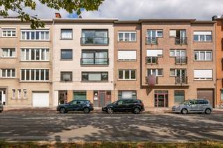 <p><span>Prima gelegen kantoorgebouw met ca 480m² oppervlakte op een grote as tussen Mortsel en Antwerpen nabij de opritten van E19. Vlotte bereikbaarheid is de troef van dit prima onderhouden polyvalent kantoorgebouw met 6 parkeerplaatsen achteraan (extra aan te kopen indien gewenst). Bij het binnenkomen treft u een receptie en met ca 320 m² verdeeld in vergader-en kantoorruimtes. Met een wenteltrap bereikt u nog een extra oppervlakte met alle privacy van ca 125m². Wc's, een keuken en extra ondergrondse archiefruimte van ca 45 extra m² vervolledigen het plaatje. Onmiddelijk beschikbaar & instapklare toestand!</span></p>