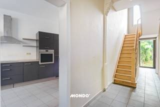 In het centrum van Kalfort, deelgemeente van Puurs-Sint-Amands, staat deze charmante gezinswoning met vier slaapkamers te koop. De rijwoning (gesloten bebouwing) ligt op een perceel van 175 m² en biedt een ruime indeling over drie bouwlagen, aangevuld met een bruikbare kelder. Dankzij de vlotte bereikbaarheid via de A12 en de N16 bent u snel op weg richting Antwerpen, Brussel en Mechelen.<br /><br />Op het gelijkvloers betreedt u de woning via een inkomhal van 12 m² met tegelvloer. Een prachtige authentieke dubbele deur geeft toegang tot de woonkamer van 25 m², eveneens afgewerkt met tegels en voorzien van een rolluik aan het raam. Aansluitend vindt u de eetkamer en de keukenruimte, uitgerust met een spoelbak en een aansluiting voor de wasmachine. Een lichtkoepel zorgt hier voor extra natuurlijk licht, en de ruimte biedt alle mogelijkheden om ze volledig naar eigen smaak in te richten. De badkamer van 2,5 m² ligt op vinyl, heeft voor driekwart betegelde wanden en is voorzien van een wastafel, een douchekuip en een toilet. Achteraan geniet u van een gezellig oostgericht terras van 21 m² in dallen, waar u 's ochtends van de zon kunt genieten.<br /><br />Op de eerste verdieping leidt de nachthal naar twee ruime slaapkamers van 19 m² en 12 m². Via een overloop van 2,5 m² bereikt u de tweede verdieping, met nog twee slaapkamers van elk 11 m², ideaal als kinderkamer, logeerkamer of thuiskantoor.<br /><br />De kelderverdieping omvat een bruikbare kelder van 11,5 m² met een hoogte van 1,80 m, perfect als extra bergruimte.<br /><br />Kortom: een woning met karakter, vier slaapkamers en een zonnig terras op een centrale locatie in Kalfort. Interesse of wenst u een bezoek in te plannen? Neem vrijblijvend contact met ons op.