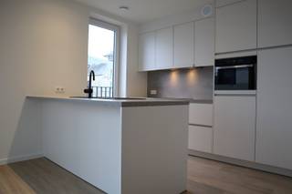Dit prachtig nieuwbouw luxe appartement is gelegen in het centrum van het prachtig dorpje Bierbeek. Alles is nieuw en pure luxe. EPC heeft label A+ en is dus zeer energiezuinig. <br /><br />De locatie is top: vlakbij een bakker, apotheek, Delhaize, café/brasserie In De Molen, school, vele wandelwegen, het bos en alle uitvalswegen. Het appartement omvat een prachtig moderne keuken voorzien van nieuwe toestellen zoals inductiekookplaat, dampkap Novy, lavabo, vaatwasser, combi oven/microgolfoven en koelkast. <br /><br />Dankzij de ruime leefruimte met zijn groot terras komt u tot alle rust. Verder beschikt het appartement over een badkamer met inloopdouche en badkamermeubel, 2 slaapkamers met een prachtig groen zicht, apart toilet en berging. Op het gelijkvloers beschikt u nog over de grootste parking (18m²) met bijhorende berging voorzien van elektriciteit.<br /><br />Het appartement wordt verwarmd met vloerverwarming dmv een warmtepomp met diepteboring en is voorzien van 8 zonnepanelen zodat uw energie optimaal is. De gemeenschappelijke kosten bedragen slechts € 100 per maand. <br /><br />Wenst u graag een bezoek ? Bel David van LED-on-IMMO op het nummer 0476/98.91.76 of mail naar info@ledonimmo.be. Tot gauw ;)