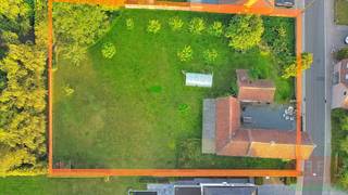 Welkom in het pittoreske Ressegem, deelgemeente van Herzele, waar we deze bouwgrond terugvinden in een rustige waardevaste en standingvolle buurt.<br /><br />Dankzij de strategische ligging nabij de N46 Aalst - Zottegem heeft dit perceel een uitstekende bereikbaarheid via diverse grote invalswegen en is er ook de vlotte aansluiting op de E40 te Erpe-Mere. Ook alle voorzieningen zoals winkels, horeca, scholen, medische voorzieningen, treinstation en bushalte bevinden zich op wandel- of fietsafstand.<br /><br />Dit bouwperceel van 6a 19ca (LOT 1) is gelegen in een landelijke omgeving op een toplocatie in Herzele. Het perceel is geschikt voor halfopen bebouwing en biedt de perfecte match: een uiterst aangename woonomgeving met vlotte bereikbaarheid gecombineerd met een achterliggende oase van rust uitkijkend op agrarisch gebied.<br /><br /><strong>Bent u zoekende naar de perfecte locatie om uw droomwoning te realiseren?<br />Wenst u meer specifieke informatie?</strong><br /><br /><strong>Aarzel dan niet</strong> en neem snel contact op via immo@vastgoed-ff.be of bel <strong>053/21.21.21</strong><br />Of bel / mail <strong>Gunther</strong> op <strong>0476/60 67 96</strong> / gunther@vastgoed-ff.be<br /> 