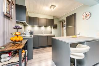 <strong>Te koop: verzorgde woning met 3 slaapkamers en uitweg achteraan in Deerlijk.</strong><br /><br />De woning geniet van een gunstige ligging, op korte afstand van het centrum en met een vlotte verbinding via de belangrijkste invalswegen.<br />De woning beschikt over een ruime en aangename leefruimte en een reeds vernieuwde keuken. Verder zijn er drie slaapkamers en een dressing, alsook een praktische uitweg achteraan.<br /><br /><u><strong>Indeling:</strong></u><br /><em>Gelijkvloers:</em> inkomhal, woonkamer met aansluitend de reeds vernieuwde keuken, grote berging, apart toilet en badkamer met lavabo en douche/bad. Er is ook een droge kelder aanwezig. Via de keuken kan je rechtstreeks naar het terras en de tuin met tuinhuis. Achteraan de woning is er een uitweg en parkeergelegenheid voorzien.<br /><em>Eerste verdiep: </em>2 slaapkamers en een dressing<br /><em>Tweede verdiep:</em> zolder volledig ingericht als slaapkamer met eigen douche en mogelijkheid tot het plaatsen van een lavabo.<br /><br /><u><strong>Troeven:</strong></u>
<ul><li>Centraal gelegen en vlot bereikbaar via invalswegen</li><li>Drie slaapkamers met mogelijkheid tot een vierde</li><li>Goed georiënteerde tuin met uitweg achteraan</li><li>Geen renovatieverplichting</li></ul>
<br /><strong>Interesse in de woning? Neem dan zeker contact op met Indra - 0473/61.10.10.</strong>