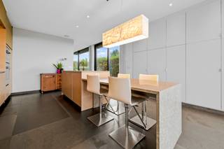 Deze exclusieve villa biedt de perfecte combinatie van strakke architectuur, luxe en comfort. De open leefruimte met panoramische ramen biedt...