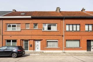 Deze woning is gelegen in een rustige straat en bestaat op het gelijkvloers uit een inkomhal, een lichtrijke leefruimte met aansluitend de veranda, keuken, toilet, ruime berging, koer/terras en een garage. Achteraan heeft u een prachtig zicht over achtergelegen weilanden. Op de verdieping is er een nachthal, badkamer ( ligbad, dubbele wastafel en toilet) en twee ruime slaapkamers. De zolderverdieping is bereikbaar via vaste trap en biedt mogelijkheid tot het maken van extra kamers. Centrale verwarming op aardgas ( nieuwe ketel!). Perfecte ligging aan de stadsrand, in de nabijheid van winkels/aansluiting E40 en openbaar vervoer!