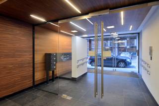 Immeuble de bureau rénové au centre-ville de Bruxelles, derrière la rue Royale et le Parc de Bruxelles. Facilement accessible en transport en commun. Les espaces sont très lumineux grâce aux grandes fenêtres.<br />Emplacements parking disponible: 1.750 €/emplacement/an.<br />Espace d'archives disponible: 90 €/m²/an.<br />PEB:C-<br />Les surfaces sont divisibles.