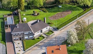 ZAT 26/9 – 1<sup>STE</sup> BEZOEKDAG OP AFSPRAAK BEL 0488.85.81.84 Exclusief landhuis op 2.917 m² met dubbele garage, prachtig zicht over de velden en optimale privacy.<br />Dit bijzonder ruime landhuis geniet van een prachtige, zeer landelijke ligging met open uitzicht over de omliggende velden. De groene omgeving, de ruimte rondom de woning en de uitstekende privacy zorgen voor een unieke woonbeleving. Met een bewoonbare oppervlakte van 215 m², vijf slaapkamers, twee badkamers, twee ruime zolderverdiepingen en een dubbele garage biedt deze eigendom bijzonder veel wooncomfort.<br />De gelijkvloerse verdieping verwelkomt u via een ruime inkomhal en beschikt over een gezellige woonkamer met massieve eiken parket en een inbouwcassette op hout. Aansluitend bevindt zich de ingerichte keuken. Verder zijn er op deze verdieping drie slaapkamers, een badkamer met ligbad en douche, een praktische berging en een apart toilet. Hierdoor is gelijkvloers wonen perfect mogelijk.<br />Op de verdieping bevinden zich nog twee ruime slaapkamers, een dressing met inbouwkasten en een tweede badkamer met douche en toilet. Daarnaast beschikt de woning over twee royale inrichtbare zolderruimtes, waarvan één bereikbaar is via een vaste trap. Beide zolders zijn geïsoleerd en voorzien van elektriciteit.<br />De woning werd doorheen de jaren zorgvuldig onderhouden en op verschillende vlakken aangepast. Zo werden onder meer isolatiewerken uitgevoerd, koperen dakgoten geplaatst en diverse technische en esthetische verbeteringen aangebracht. De elektrische installatie is conform gekeurd tot 2044.<br />Buiten komt het landelijke karakter van deze eigendom volledig tot zijn recht. De zuidoostgerichte tuin met terras geniet van veel privacy en een prachtig uitzicht over de velden. De aangelegde oprit in kasseien en de smeedijzeren hekken geven het geheel extra cachet. De dubbele garage biedt plaats aan twee wagens en daarnaast is er uitzonderlijk veel parkeergelegenheid op eigen terrein.<br />De woning wordt verwarmd via centrale verwarming op stookolie en beschikt eveneens over een inbouwcassette op hout. Aardgas is beschikbaar voor de deur en ook een alarminstallatie is aanwezig.<br />Een karaktervolle eigendom voor wie op zoek is naar ruimte, privacy, een prachtige groene omgeving en een uitgesproken landelijke woonbeleving.<br /> Voor meer inlichtingen of een afspraak op de kijkdag bel. 0488 85 81 84.<br /><br /><br /><br />