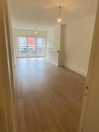 Het appartement is gelegen op de eerste verdieping van een goed onderhouden en zeer rustig gebouw.<br />Er is een ruime leefruimte met nieuwe laminaatvloer aan de voorzijde van het gebouw. Alle ramen zijn vernieuwd met dubbel glas. De badkamer is uitgerust met een nieuwe douche, nieuwe toilet en nieuw lavabomeubel.<br />Aan de achterzijde ligt de ruime slaapkamer, zeer rustig gelegen. Er is een aparte nieuwe keuken met toegang tot het terrasje.<br /><br />Beschikbaar op 1/8/2026.<br /><br />Huurvoorwaarden:<br />-Huurprijs : 895 Euro/maand<br />-Bijkomende vaste kosten :55 Euro/maand (waterverbruik, minuterie, onderhoud gemeenschappelijke delen)<br />-1-jarig huurcontract, stilzwijgend verlengbaar<br />-Maximaal 2 personen<br />-3 maanden huurwaarborg<br /><br />