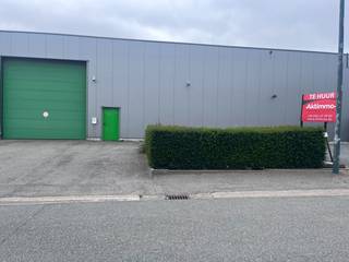 Nederlandse versie hieronder:<br /><br /><strong>FR:</strong><br />Vous êtes à la recherche d'un entrepôt industriel de 1440 m²? Avec une excellente localisation?<br /><br />Cette bien offre un hangar isolé de 1440 m², idéal pour diverses activités commerciales et besoins de stockage. Le hall est équipé avec une grande porte sectionnelle (hauteur : 4,5 m), ce qui améliore l'accessibilité et la fonctionnalité.<br /><br />La propriété est située à seulement 1km de la sortie de l'autoroute E40 et à moins de 10km de l' E42, offrant ainsi une excellente connexion.<br /><br />Ce bien vous intéresse ? N'hésitez pas à nous contacter !<br /><br /><strong>NL:</strong><br />Bent u op zoek naar een ruime bedrijfshal?<br /><br />Deze faciliteit biedt een geïsoleerde loods van 1440 vierkante meter, ideaal voor diverse bedrijfsactiviteiten en opslagbehoeften. Daarnaast beschikt de hal een grote sectionaalpoort (hoogte: 4,5 m), wat de toegankelijkheid en functionaliteit vergroot.<br /><br />Aan de voorzijde van het gebouw is parkeergelegenheid voor wagens.<br /><br />Dit pand ligt op slechts 1km van de oprit van de E40 en minder dan 10km van de E42, wat zorgt voor een uitstekende verbinding.<br /><br />Heeft dit pand uw interesse gewekt? Aarzel dan niet om contact met ons op te nemen!<br /> 