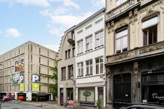 <p><strong>Gerenoveerd beleggingspand van 4 units in hartje Antwerpen</strong></p>
<p>In het hart van Antwerpen, op een steenworp van de Grote Markt en de Kathedraal, presenteren wij dit stijlvol gerenoveerde gebouw uit 2024. De eigendom bestaat uit vier afzonderlijk vergunde units en is volledig instapklaar als opbrengsteigendom.<br /><br />Indeling:<br /><br />Gelijkvloers: commerciële ruimte, verhuurd via handelshuurovereenkomst aan €1.500 per maand<br /><br />Eerste verdieping: appartement/studio – verhuurd<br /><br />Tweede verdieping: appartement/studio – verhuurd<br /><br />Derde verdieping: appartement met terras – verhuurd<br /><br />De gecombineerde netto-huurinkomsten van de bovenliggende appartementen bedragen ongeveer €3.000 per maand, met een aanzienlijke stijging in de lente- en zomermaanden. De totale huurinkomsten per maand bedragen minimaal tussen de €4.500 en €5.000 netto.<br /><br />Dit gebouw is vergund als vier afzonderlijke entiteiten en werd in 2024 volledig gerenoveerd. De combinatie van vaste en toeristische verhuur zorgt voor een flexibele en rendabele investering. Dankzij de centrale ligging in het historisch hart van Antwerpen is dit een gegeerde locatie met directe rendementsgarantie. Een zeldzame kans op een zorgeloze investering met sterke huuropbrengsten. <br /><br />Neem contact op met LISTED voor meer informatie of een bezichtiging: +32 3 283 51 51</p>