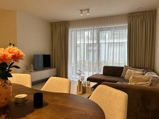 Luxueus BEN-nieuwbouwappartement (Bruto 82m²), gelegen in het centrum van Haacht. Perfect voor wie rustig wil wonen op enkele stappen van winkels en andere voorzieningen.<br /><br />Het appartement is gelegen op het gelijkvloers van nieuwbouwresidentie ’t Brouwerskwartier en beschikt over 2 slaapkamers, een lichtrijke woonkamer met open keuken en terras, badkamer met inloopdouche, WC, berging en een ruime, ondergrondse autostaanplaats (15m²). <br />Oriëntatie terras: noorden. <br />Stijlvolle gordijnen en verlichting in elke ruimte zorgen voor een warm, instapklaar geheel. (Inbegrepen.)<br />Het complex is voorzien van een zuidgerichte gemeenschappelijke tuin, fietsenberging en lift.<br /><br />Dit duurzame BEN-appartement beschikt over alle nieuwste technieken: ventilatiesysteem Type-D, vloerverwarming, zonnepanelen, warmtepomp,… Goed voor het milieu én jouw portemonnee! EPC-score 9 (Label A).<br /><br />Huurprijs: € 1.095 p.m. Prov. gem. kosten: € 100 p.m. HWB: 3 mnd. Huurcontract: 1 jaar, overgaand naar 3-6-9 jaar. Beschikbaar vanaf 01 februari 2026. Plaatsbeschrijving op gemeenschappelijke kosten (50/50).<br />Een instapklaar, energiezuinig appartement met alle voorzieningen binnen handbereik!<br /><br />Vriendelijk verzoek om aanvragen voor bezoek enkel via mail mét vermelding telefoonnummer, te richten aan info@dekrem.be.<br />Voor meer informatie: raadpleeg onze website: www.dekrem.be.