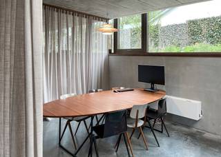 <p><span>Vous êtes un entrepreneur dans le secteur créatif et vous cherchez un endroit agréable pour développer votre entreprise ?</span></p><p><span> </span></p><p><span>KIEVIT propose un espace privé à louer au Korte Heuvelstraat 14 à Kalmthout.</span></p><p><span>L'espace est accessible via le hall d'entrée commun et donne accès aux parties collectives.</span></p><p><span>Celles-ci se composent de salles de réunion, d'une kitchenette, d'installations sanitaires, d'un sous-sol multifonctionnel et d'un espace extérieur central.</span></p><p><span> </span></p><p><span>Vous partagez actuellement ces espaces avec 5 entreprises actives dans le secteur de la construction : studionoord, struktureel, hillenplus, house M, Michael Ecran et ateliernoord.</span></p><p><span> </span></p><p><span>- Surface totale du bureau privé : 15 m²</span></p><p><span>- cuisine moyenne : 8 m²</span></p><p><span>- cave moyenne : 100 m²</span></p><p><span>- jardin moyen 100 m² (orienté sud-ouest)</span></p><p><span>- pompe à chaleur, chauffage par le sol, panneaux solaires, double vitrage, refroidissement passif</span></p><p><span>- 150 euros de frais fixes</span></p>
