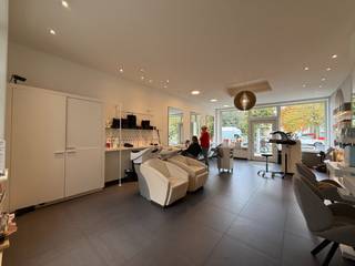 Zeer mooi gelegen <strong>winkelruimte met zicht op het park</strong> in het <strong>Miljoenenkwartier</strong>, op slechts <strong>500 meter van station Gent-Sint-Pieters</strong> en <strong>De Sterre</strong>.<br />Deze toplocatie is <strong>uitstekend bereikbaar</strong> met zowel openbaar vervoer als de wagen, en ligt in een buurt met veel passage en uitstraling.<br /><br />De handelsruimte heeft een oppervlakte van ca. <strong>95 m²</strong> en is momenteel ingericht als <strong>kapperszaak</strong>. Ze bestaat uit:
<ul>
	<li><span>Een <strong>grote, lichtrijke handelsruimte</strong> aan de straatzijde</span></li>
	<li><span><strong>Twee bijkomende ruimtes</strong> achteraan (ideaal als behandelruimte, opslag, bureau, …)</span></li>
	<li><span>Een <strong>kitchenette</strong></span></li>
	<li><span>Een <strong>toilet</strong></span></li>
	<li><span>Een <strong>ruime binnenkoer</strong></span></li>
</ul>
<strong>EPC-label:</strong> D<br /><strong>Beschikbaar vanaf 1 april 2026.</strong><br /><br />Deze handelsruimte is geschikt voor diverse activiteiten zoals <strong>detailhandel, praktijk, kantoor, beauty/conceptstore</strong> … (mits naleving van de geldende voorschriften).<br /><br /><strong>Bezoekje waard!</strong>