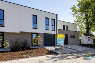 TE KOOP te Wichelen : kleinschalig project bestaande uit 4 moderne BEN-woningen met telkens 3 slaapkamers en garage.<br />De woningen zijn gelegen in een rustige straat op wandelafstand van de Scheldedijk en het natuurgebied. De woningen worden volledig afgewerkt met kwaliteitsvolle materialen binnen de vermeldde verkoopprijzen. Ook de voortuinen van de woningen zijn reeds afgewerkt.<br />Bovendien kan je deze woningen aankopen onder 6% btw op de constructiewaarde (indien je geen andere eigendom bezit en hier zelf gaat wonen). Op de grondwaarde betaal je registratierechten. Bovendien betaal je hier de eerste 5 jaar geen onroerende voorheffing, wegens een E-peil lager dan 20.<br /><br />Je kiest zelf de vloeren, keuken, badkamer en binnendeuren volgens het lastenboek.<br />De verwarming is vloerverwarming met warmtepomp. Elke woning is ook voorzien van een eigen regenwaterput en 10 zonnepanelen.<br />Kortom, alle modern comfort én zeer energiezuinig (bijna energie neutraal)<br />Voor meer info : 052 52 80 30 - info@goemanvastgoed.be