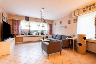 Bent u op zoek naar een appartement met 3 slaapkamers en tuin in Brasschaat? Dan is dit gelijkvloers appartement misschien wel ideaal voor u. Dit appartement is onderdeel van een kleinschalig gebouw met 5 units, gelegen in een rustige woonwijk nabij het centrum van Brasschaat.<br />Indeling: de inkomhal (14m²) met ingemaakte kasten geeft toegang tot het toilet en de badkamer (5m²) met wastafel dubbel in meubel en douche in ligbad. Verder zijn er 3 slaapkamers (16+11,5+11,5m²). De 3de slaapkamer geeft toegang naar de tuin die achter de tuin van de buren ligt. Aan de voorzijde hebben we de lichtrijke woonkamer (37m²) met aansluitend nog de ingerichte keuken (8m²) en de aparte berging. De garagebox aan de zijkant kan mee aangekocht worden voor 25.000 euro. <br />Troeven: <br />- gunstige EPC C (geen renovatieplicht)<br />- elektriciteit conform<br />- asbestveilig <br />- rustige buurt<br />Lijkt dit appartement iets voor u? Neem dan snel contact op met ons kantoor op 03 360 85 30!
