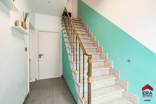 <strong>Ben je op zoek naar een centraal gelegen instapklare woning met 3 slaapkamers of meer, garage en tuin? Gevonden!</strong><br />Deze verzorgde woning combineert een praktische indeling met heel wat comfort en een uitstekende bereikbaarheid. Scholen, winkels, het station, openbaar vervoer en invalswegen bevinden zich allemaal in de nabije omgeving. De keuken werd in 2020 volledig vernieuwd en uitgerust met kwalitatieve Miele-toestellen. Ook de conforme elektrische installatie tot 2035, de dakisolatie, betonnen gewelven, Viessmann-cv-ketel, waterverzachter en elektrische rolluiken op de verdieping vormen sterke troeven.<br /><br />Op het gelijkvloers kom je binnen via de inkomhal met gastentoilet, die toegang geeft tot de gezellige woonkamer met houtkachel en eetplaats. Aansluitend bevindt zich de volledig uitgeruste keuken waaronder een vaatwasser, combi-oven en een extra grote koelkast. De inpandige garage beschikt over een automatische poort en een praktische kelder. Rechts van de woning is er bovendien een handige doorgang voor fietsen en vuilnisbakken, met extra plaats voor stockage en rechtstreekse toegang tot de tuin. De aangelegde tuin met overdekt terras biedt een aangename plek om in alle rust te genieten.<br />De eerste verdieping omvat drie ruime slaapkamers, een badkamer met douche en ligbad en een praktische berging. In deze berging kan een vaste trap worden geplaatst naar de ruime zolder, die momenteel bereikbaar is via een zolderluik en nog kan worden ingericht als extra slaapkamer of hobbyruimte.<br /><br />Ben je op zoek naar een instapklare en ruime woning met uitbreidingsmogelijkheden op een centrale locatie? Contacteer ons dan snel en plan jouw bezoek!